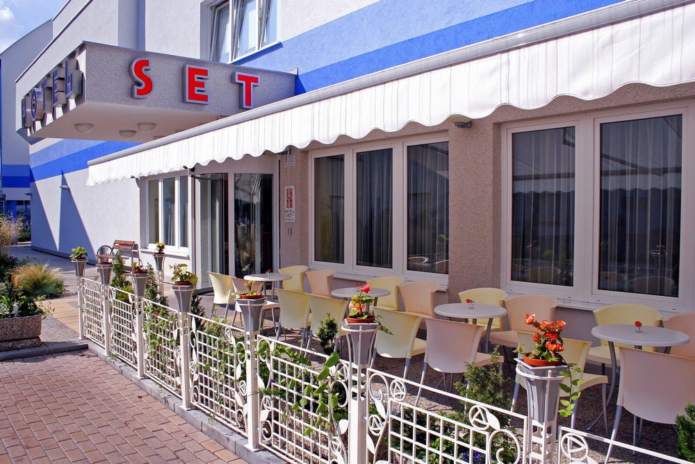 Hotel SET**** pri NTC Bratislava 2004